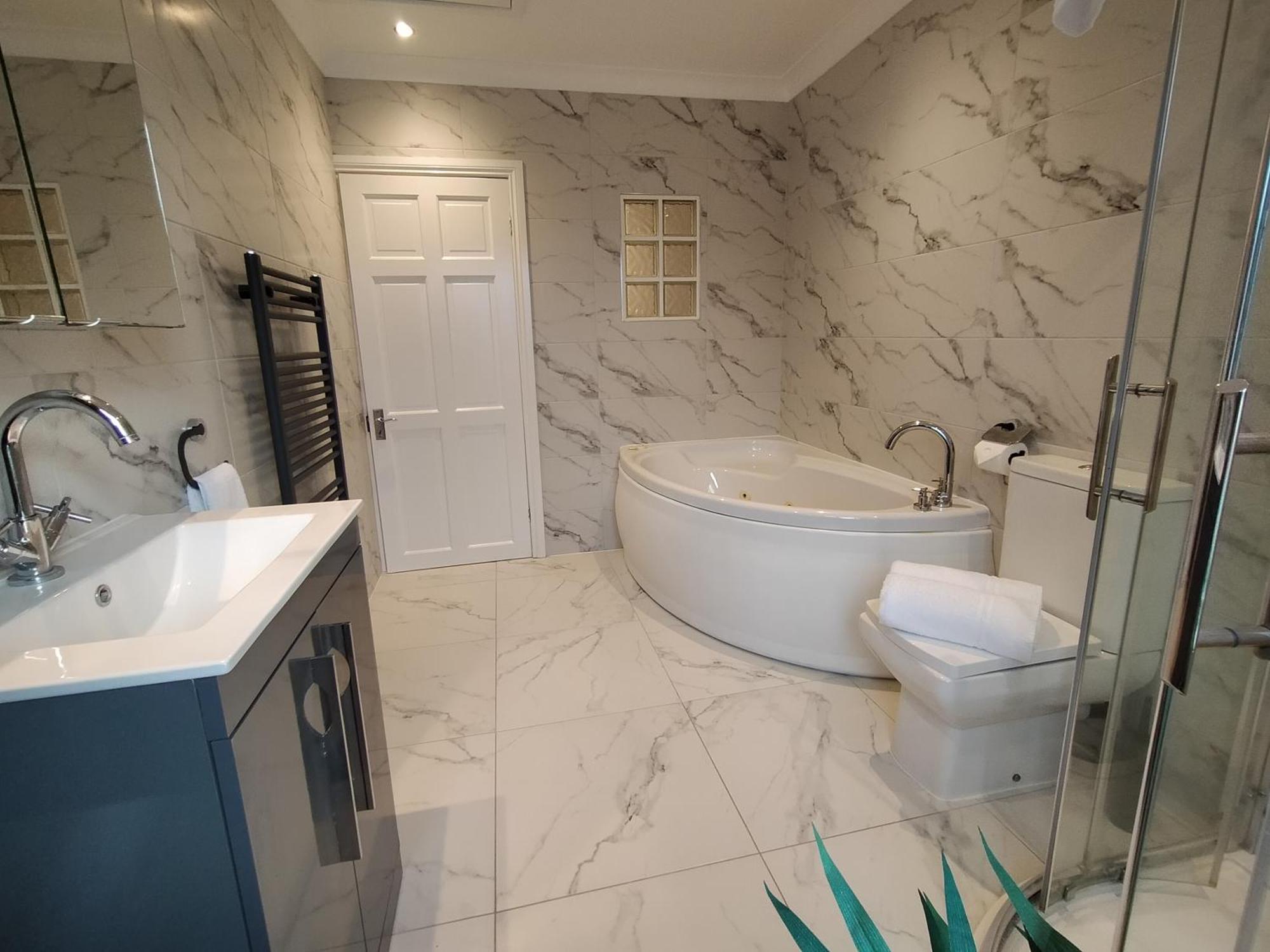 Sirius House - Sleeps 7, Driveway, Garden Villa Crewe Kültér fotó